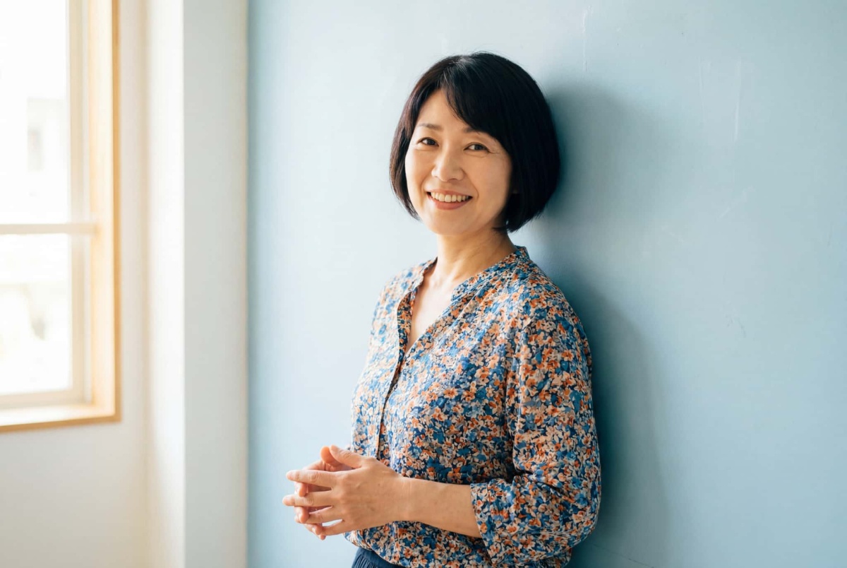 ホワイトニングの結果に満足してほほ笑む女性