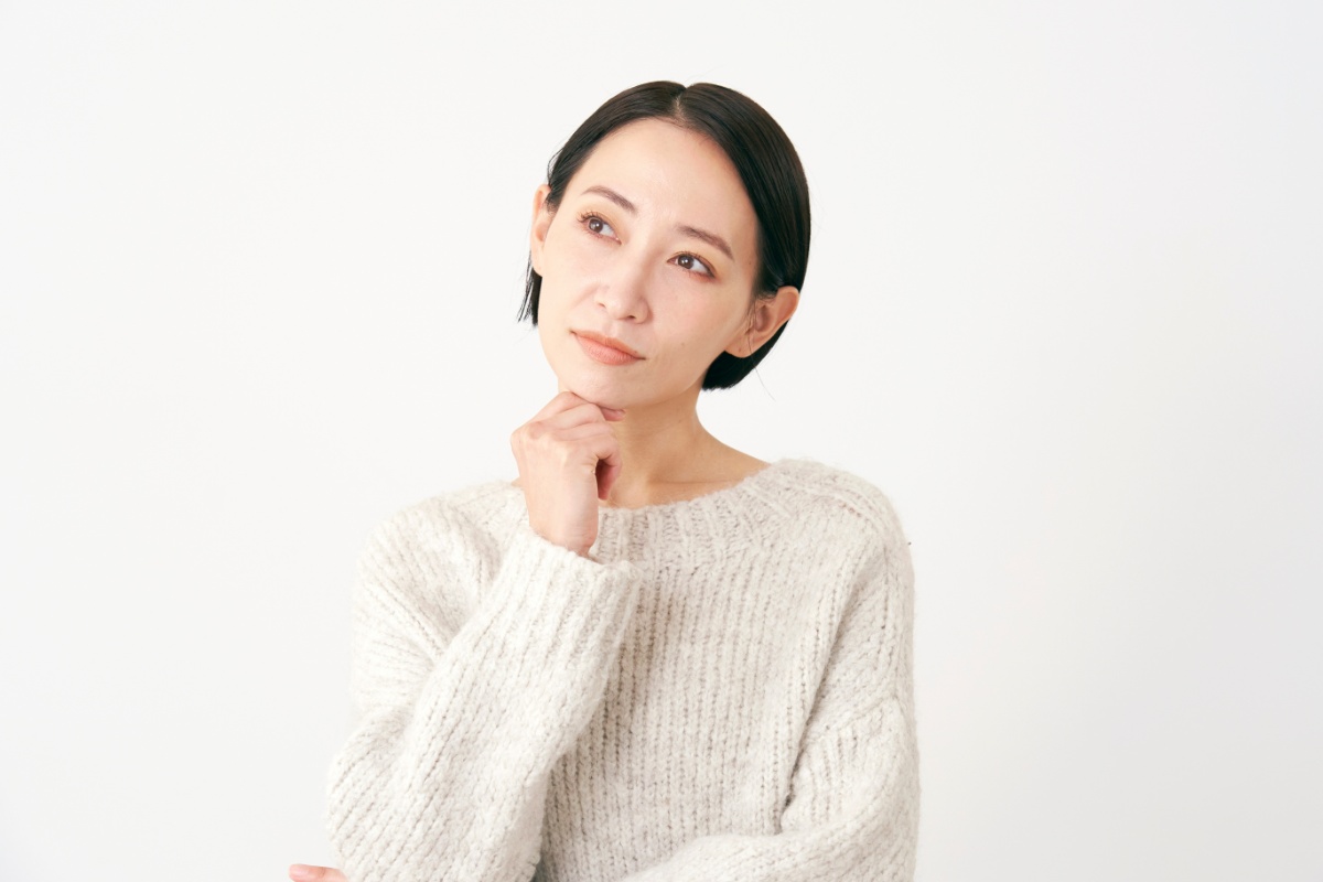 喫煙者でもホワイトニングできるのか考える女性