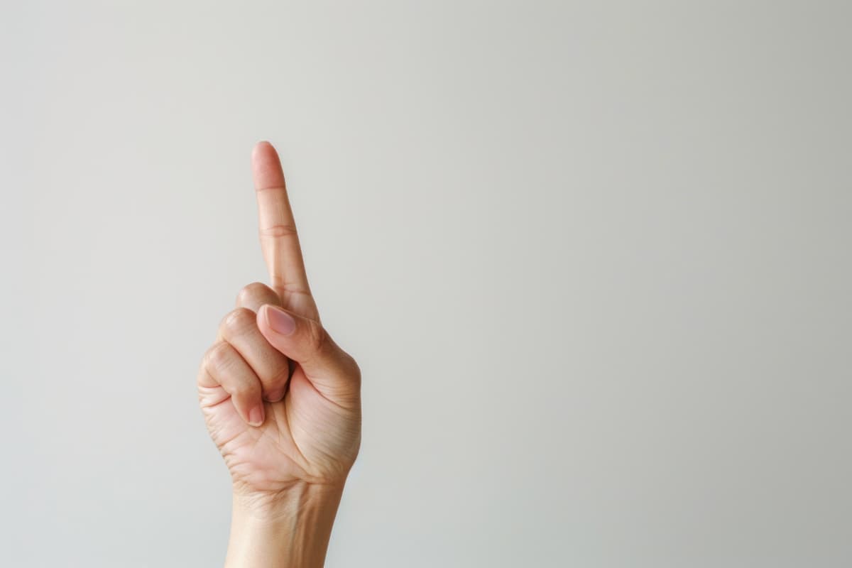 受け口をマウスピース矯正で治すときの注意点を伝える様子