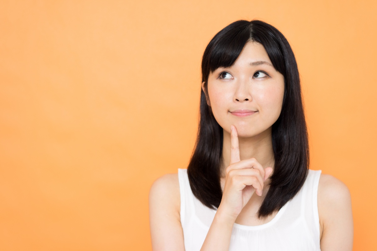 プラークはどうやってできるのか考えている女性
